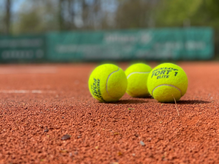 4GLOBAL insight: tennis balls bouncing back